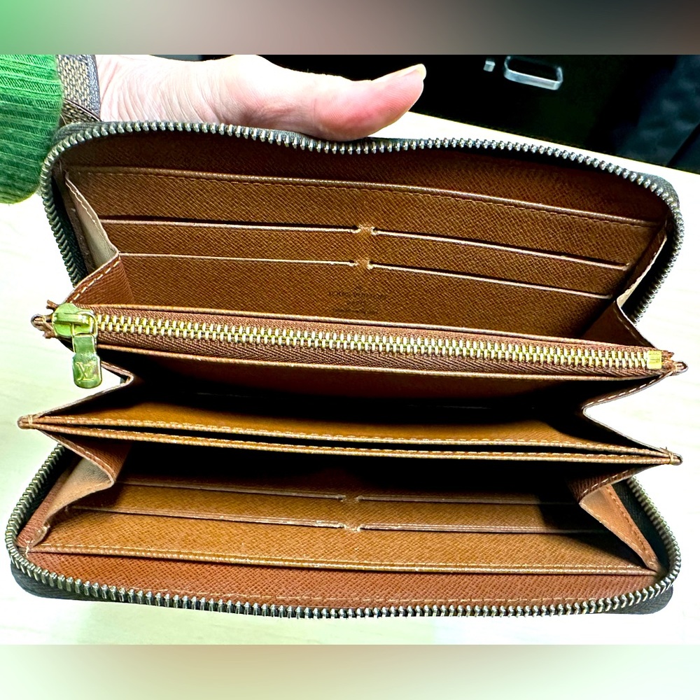 WOW POSHMARK - Authentic Louis Vuitton Monogram Zippy Wallet